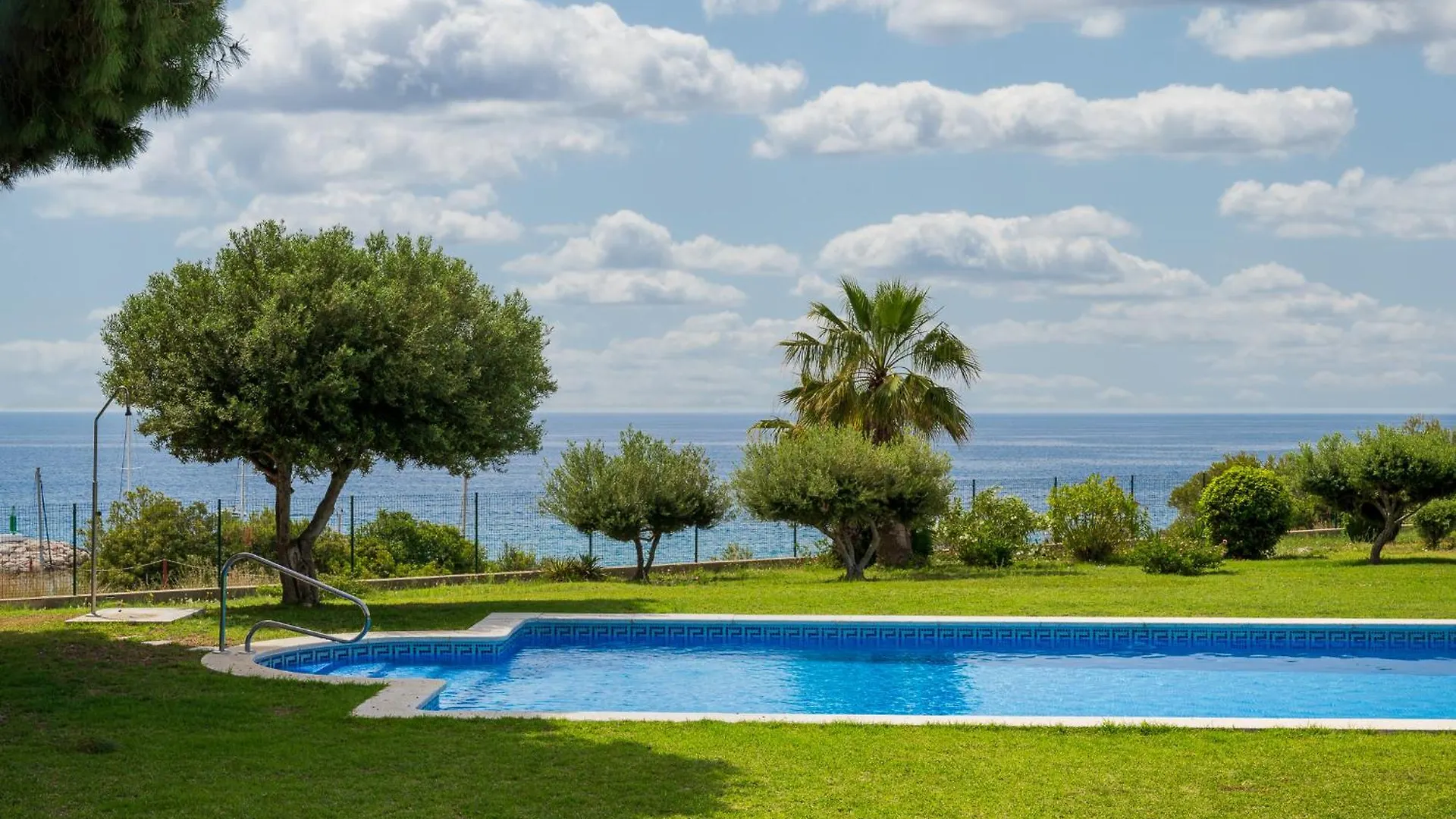 At084 Piscina Compartida Con 3 Casas Y Vistas Al Mar Villa Torredembarra 0*,  Spain